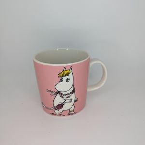 Arabia Finland Pink Coffee Cup Moomin Snorkmaiden Putting on Makeup 2015.